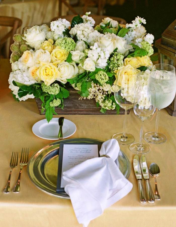 bordsdekorationer för bröllopet i vårrosor bestick