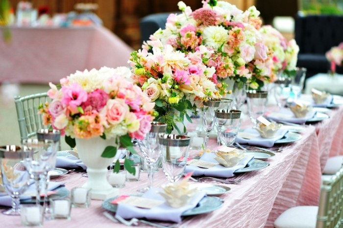 bröllop dekorera trädgård bord rosor buketter vårblommor