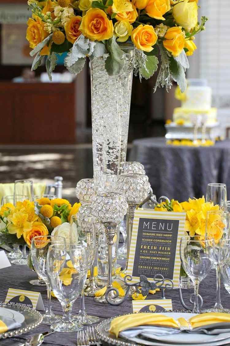 bordsdekoration för bröllop gula rosor glasmeny svart tavla glamorös