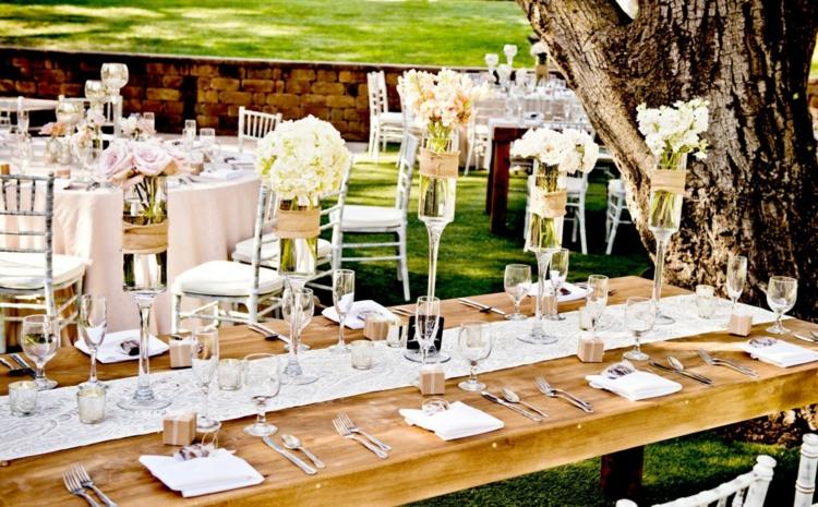 bordsdekorationer för bröllop eleganta rustika bordslöpare glasvaser blommor