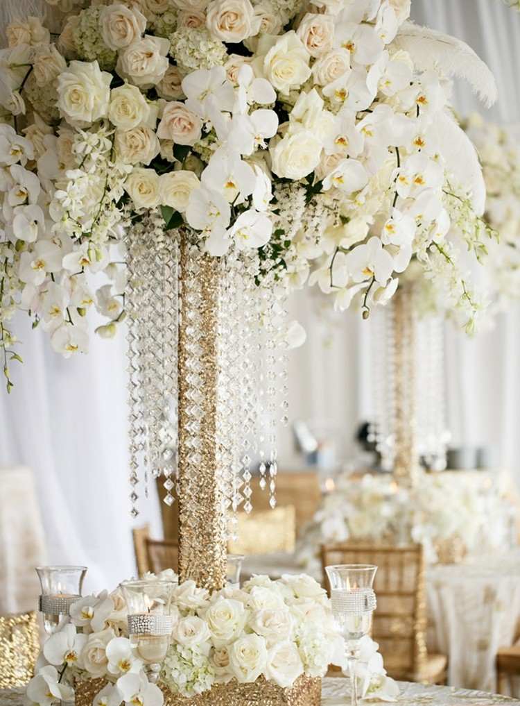 bordsdekoration för bröllop vita rosor kedjor glasguldvaser vintage