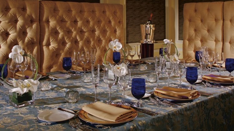 Bröllop bord dekoration blå beige guld glasögon