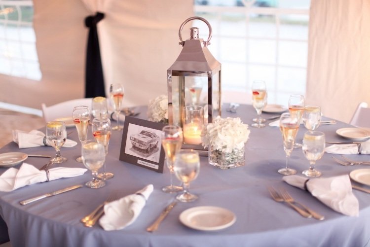 Bröllop bordsdekorationer lavendelduk kristallglas