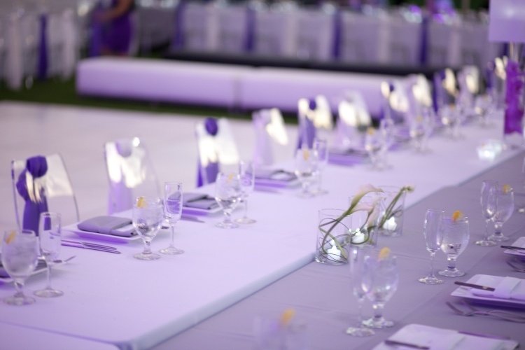 Bröllop-bord-dekoration-lila-servett-vik-kristallglasögon