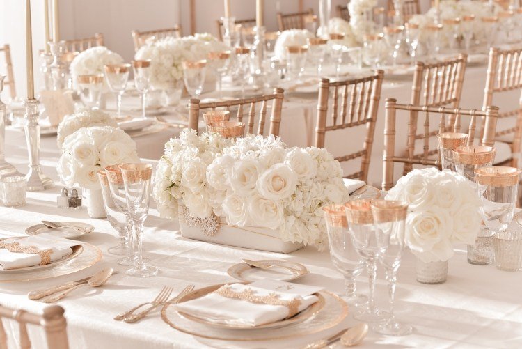 Bröllop-bord-dekorationer-vit-rosa-blomma-idéer