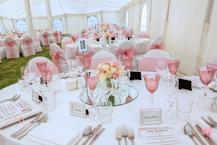 Bröllop-bord dekoration-vit-rosa-runda bord-kristall glasögon