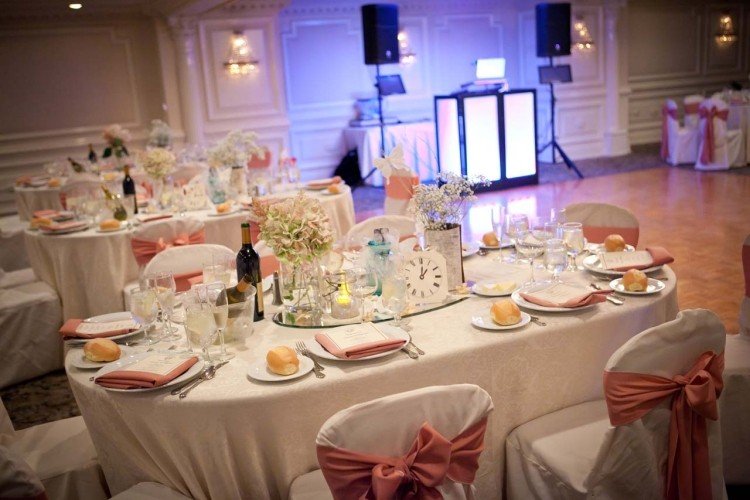 Bröllop bord dekoration-vit-rosa-servett-stolar