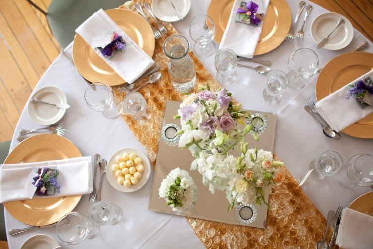 Bröllopsbord dekoration runt bord persika färg