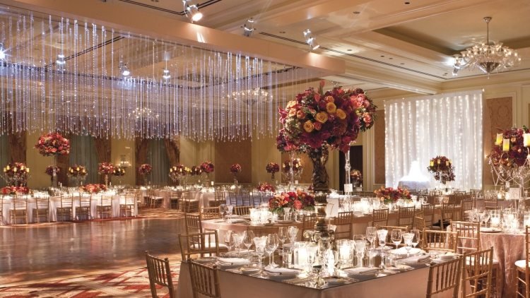 Bröllop-bord dekoration-festliga-kristall-glasögon-blommor
