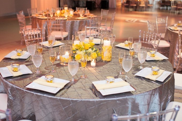 Bröllop bord dekorationer-silver-gula-färger