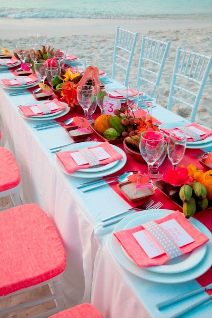 strandbröllopstema rosa ljusblått bordsdekoration idé bordslöpare