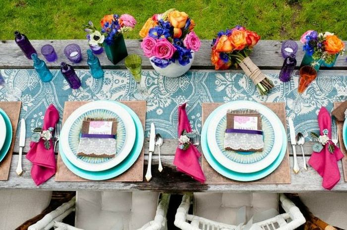 färgglada färger dekoration bröllop bord turkosblå rosa gula rosor