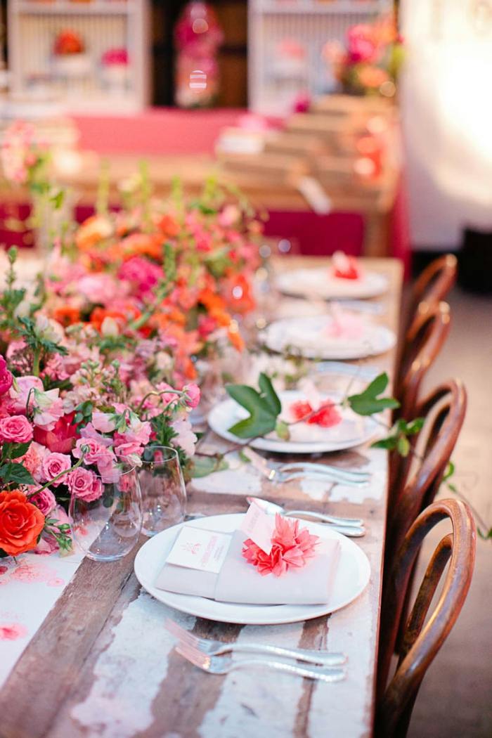 bordsdekorationer för bröllop rosa rosor servis vintage
