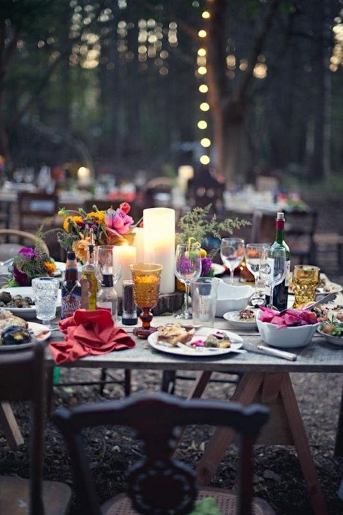 bordsdekorationer för bröllopsafton ljus äng blommor servis