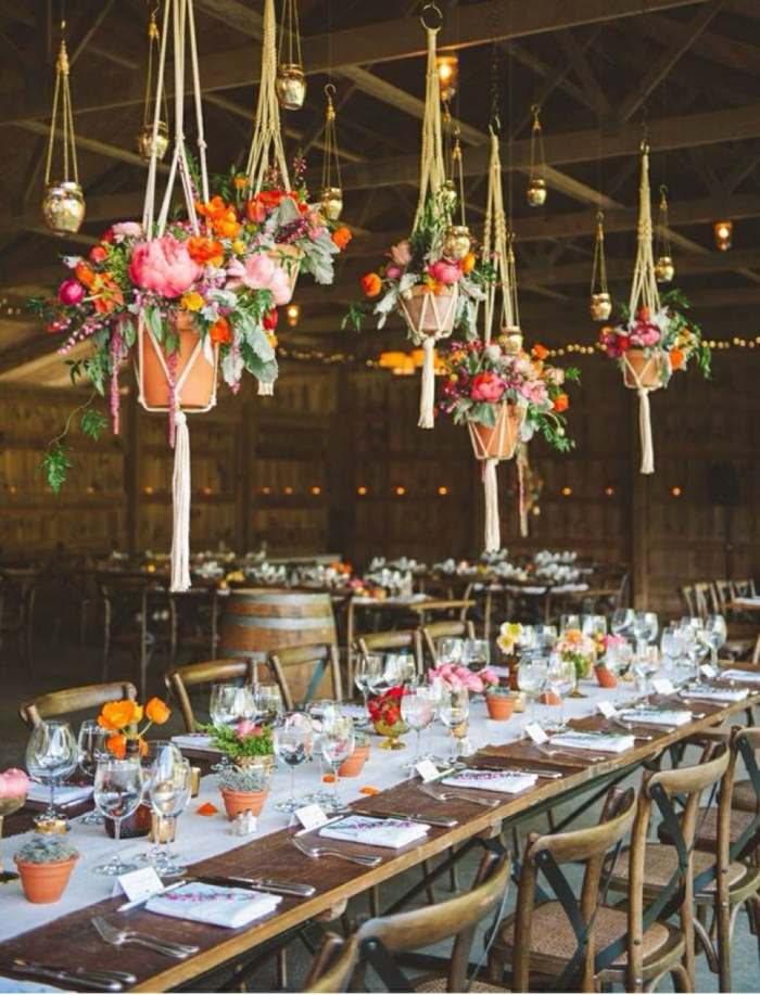 rustika bordsdekorationer för bröllop hängande blomsterarrangemang trä