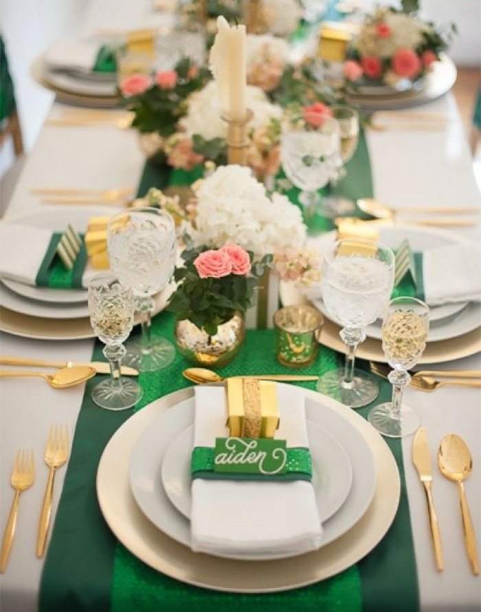 diy bordsdekoration bestick i grönt guld serviet bordslöpare