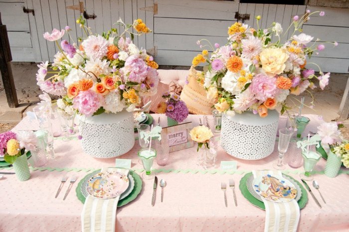 romantiska bordsdekorationer för bröllop vårblommor vaser mintrosa