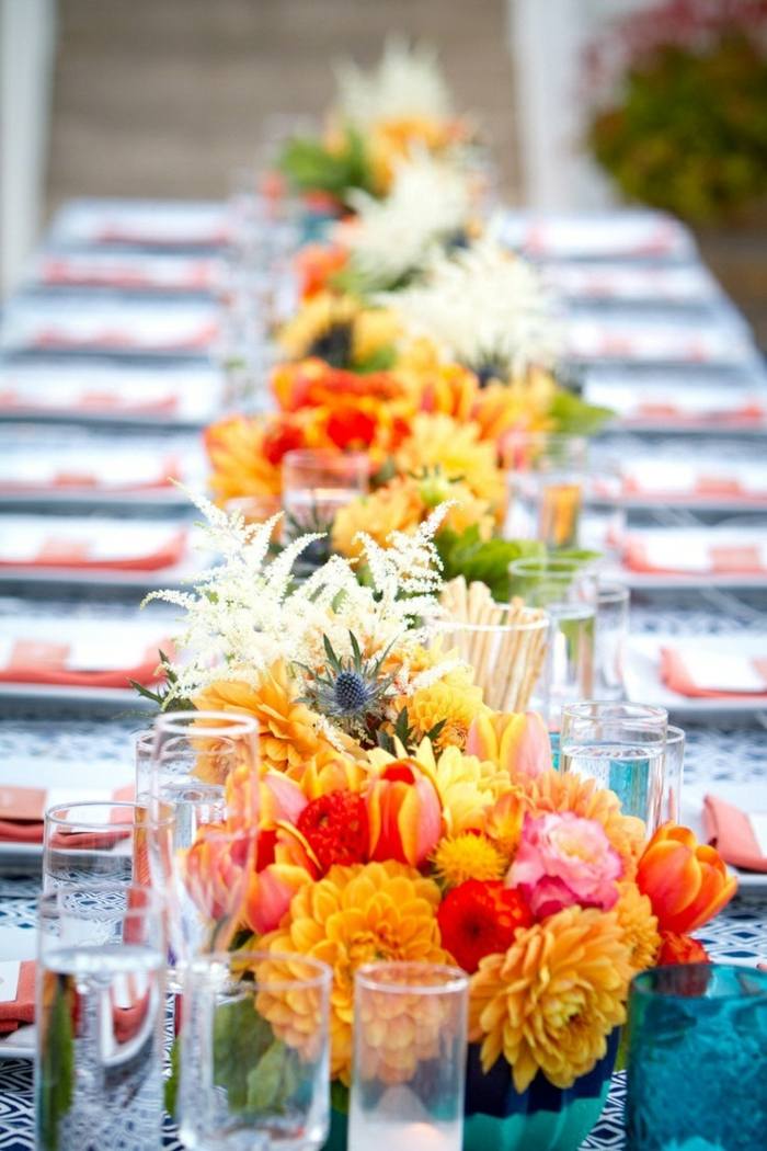 sommar bröllop idé bordsdekoration orange röda krysantemum tulpaner