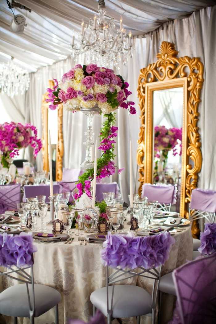 romantiska bordsdekorationer för sommarbröllop lila rosa rosor spegel
