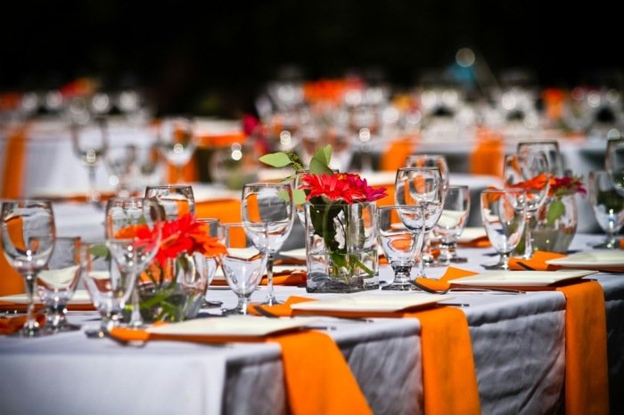 orange dekoration bord bröllop sommar servetter blommor
