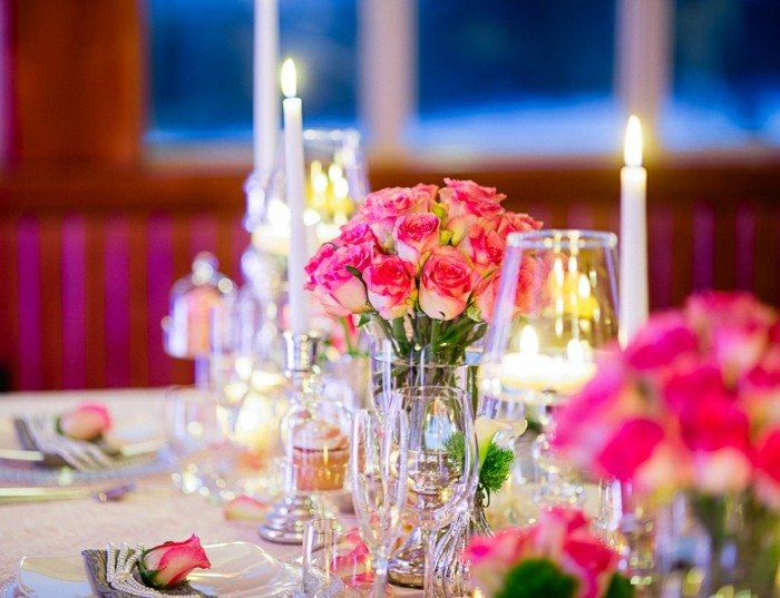 bröllopsdekoration romantik rosa ljus sommarblommor rosor