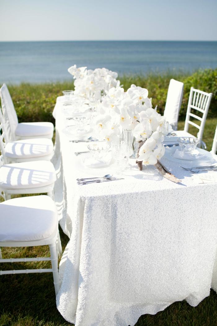 vita bordsdekorationer orkidéer havet sommar bröllopsstrand