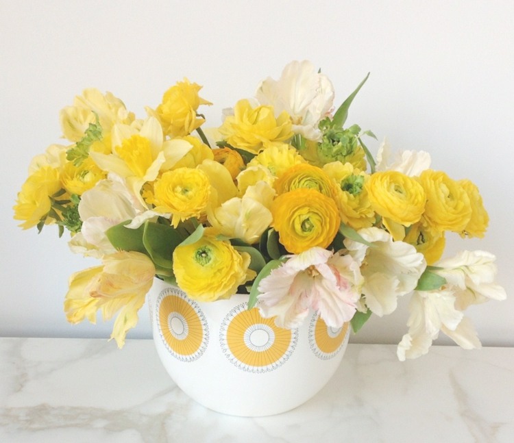 bordsdekoration-för-påsk-gula-blommor-idé-vit-vas