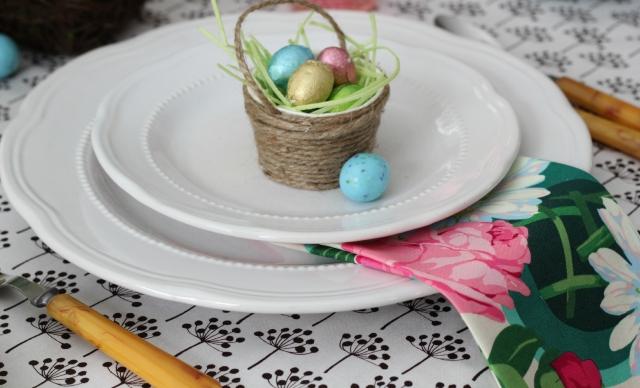 tallrik med färgade blommor mönster servett mini chokladägg