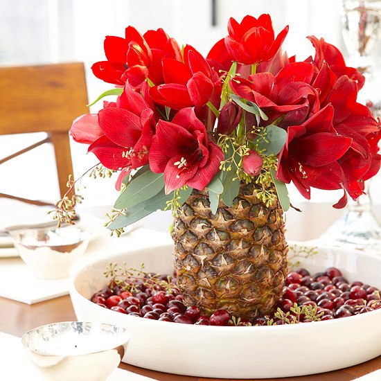 Amaryllis röda blommor bukett arrangemang ananas juldekoration