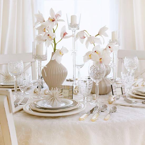 Elegant bordsdekoration-till jul-gör vit bordsduk blomma vas