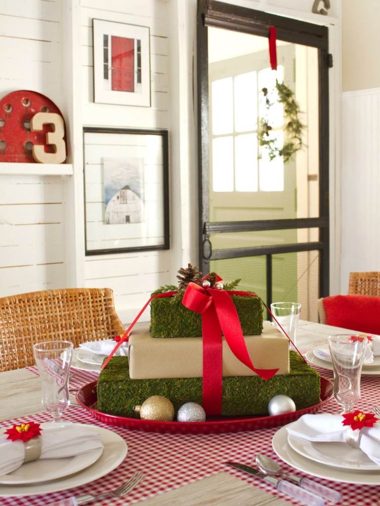 bordsdekoration för julklapp mossa idé band röd tallrik vit