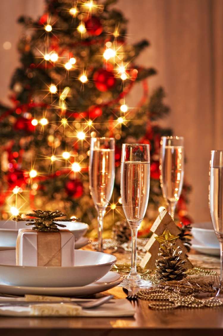 bordsdekoration för jul mousserande vinglas presentkedjepärlor