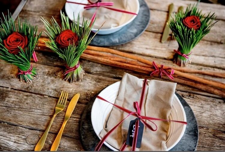 bordsdekoration-jul-tall-nålar-röd-ros-röd-band-tallrik