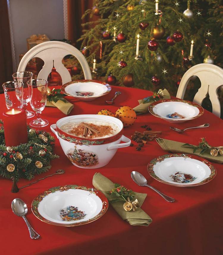 Bordsdekoration för julrödduk-grön-tygservetter-klockor-hängen