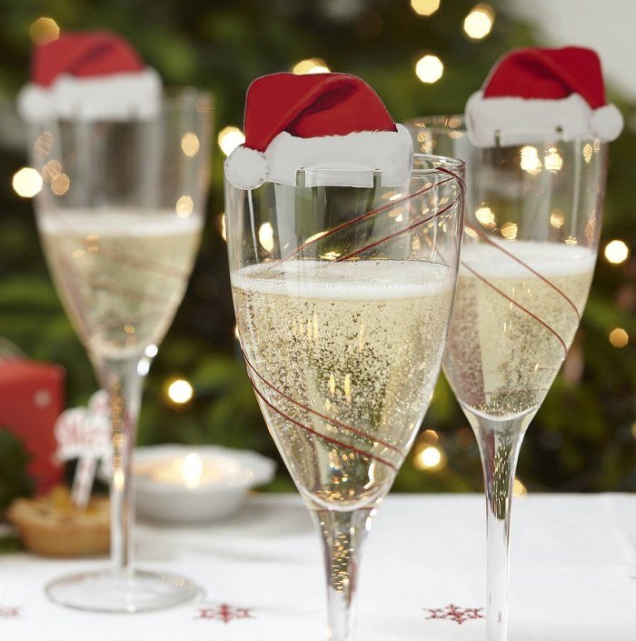 Champagneglas-dekorerade-med-julkottar-idéer-för-fest-dekoration