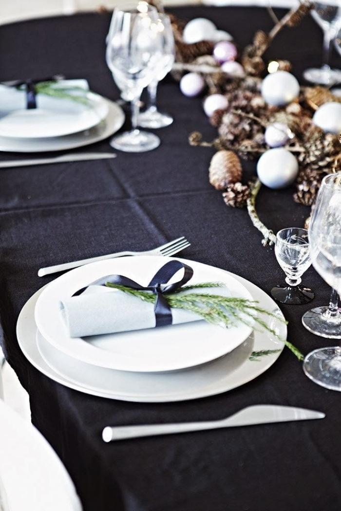 svart-bord-tak-vitt-porslin-dramatiskt-arrangemang-jul-med-kottar