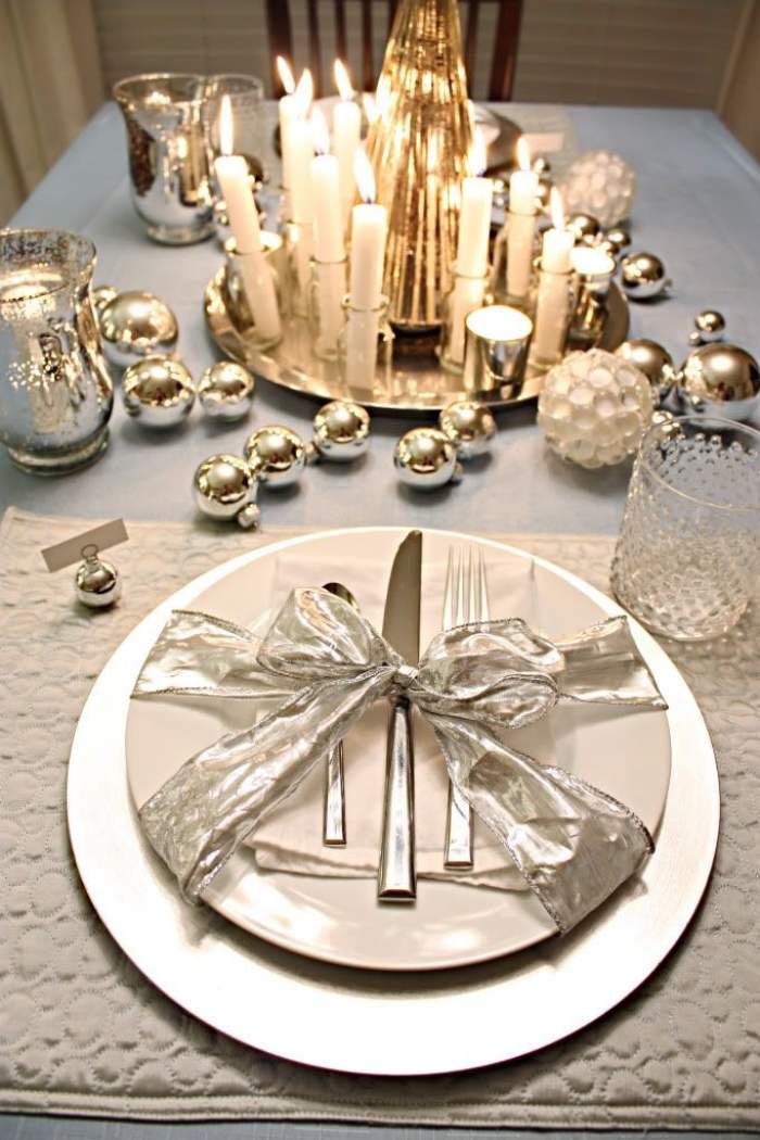 ädel-dekoration-skimrande-jul-arrangemang-i-guld-och-silver
