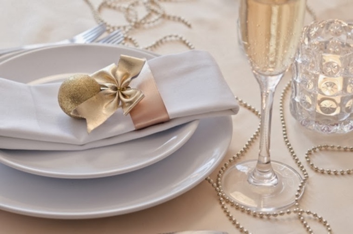 bordsdekoration-jul-vita rätter-kristallglas-siden-band-servetthållare