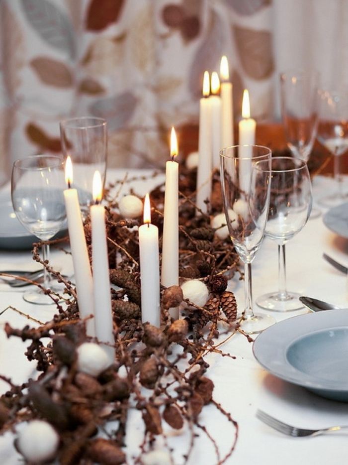 bordsdekoration-mittpunkt-med-ljus-natur-produkter-träd-grenar-tunna-små-kottar-jul