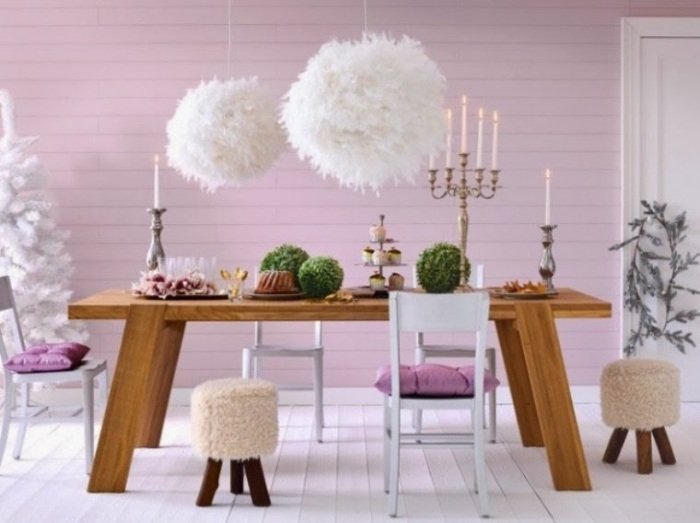 modern-bord-dekoration-jul-matsal-rum-trä-bord-hängande-lampor-enorm-ull-bobble
