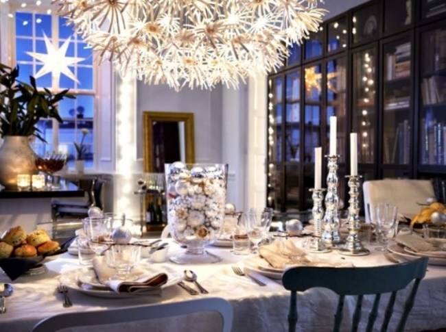 mousserande-festligt-bord-dekoration-i-silver-ljuskrona-design-ljusstakar