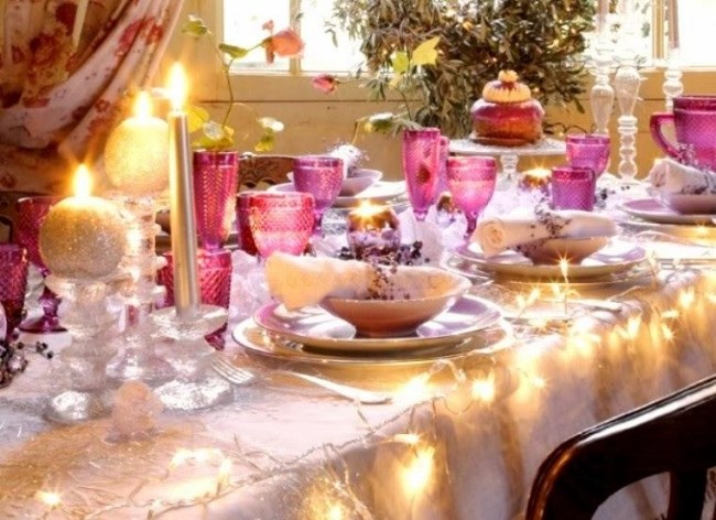 glänsande-bord-dekorationer-jul-färgade-glas-rätter-ljus-romantisk-atmosfär