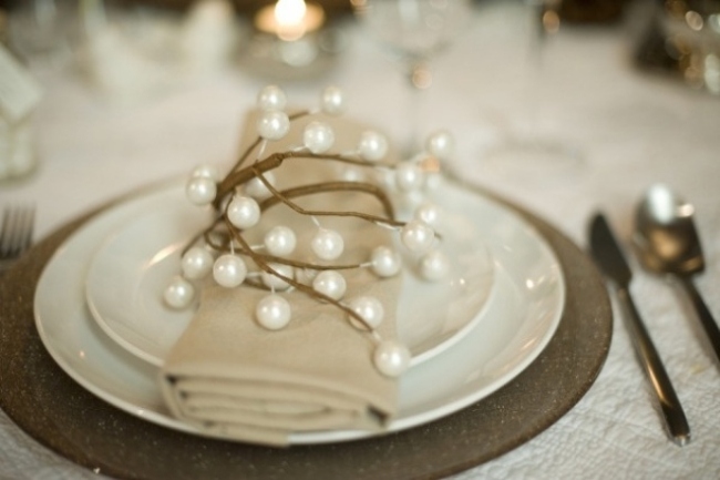 Nypon-färgade-liknande-pärlor-blank-vit-dekoration-idéer-diy-jul-bord