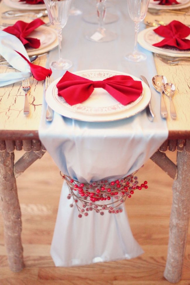 bordsdekoration-jul-vit-röd-band-bords-löpare-med-ros-höft-grenar-rustikt-matbord
