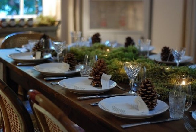 jul-arrangemang-för-bordet-middag-vid-levande ljus-tall-kotte-dekoration