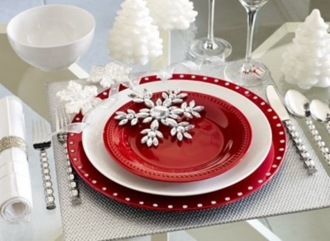 jul-rätter-till-middag-vit-röd-silver-bestick-snöflinga-dekoration