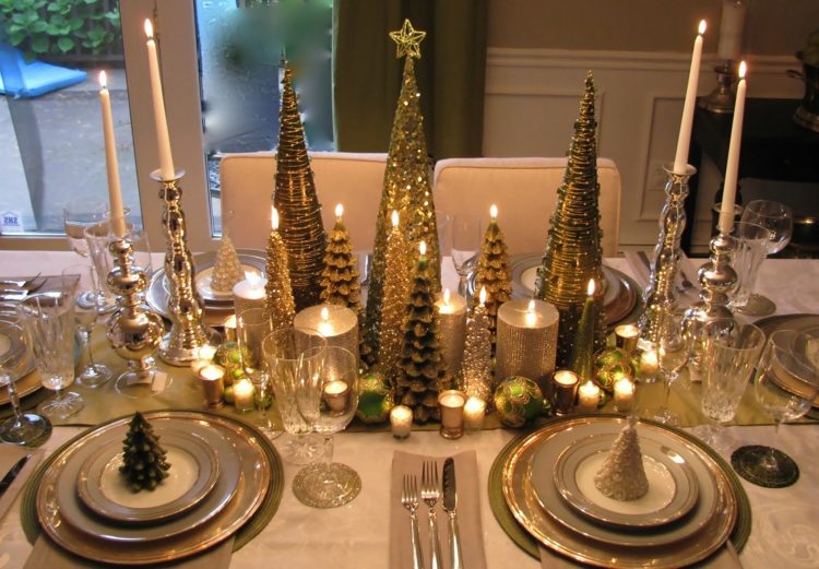 bordsdekorationer till jul eleganta bordsljus granar tallrikar porslin