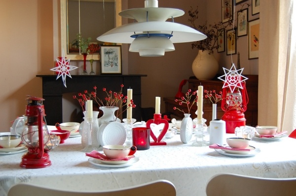 bordsdekoration röda vita julljusstake bärgrenar