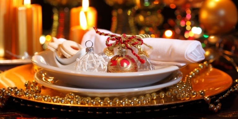bordsdekorationer för julplatta guldkedjebollar romantiska