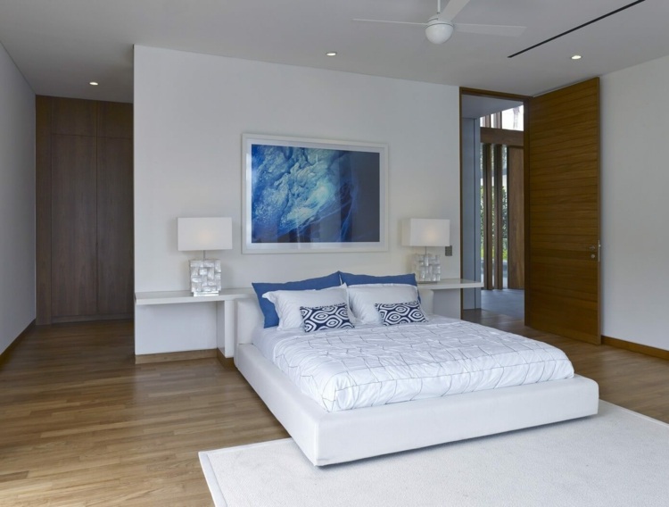 Bordsskiva-träd-stam-design-vit-möblering-säng-sovrum-blå-dekoration